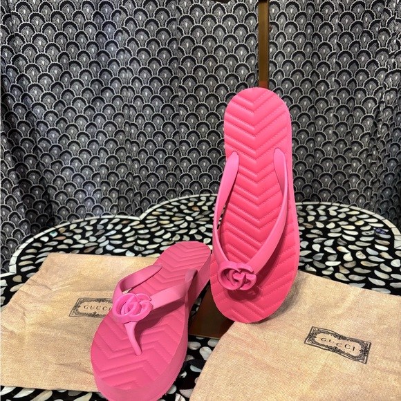 Gucci Vibrant Pink Sandals for Women - Picture 1 of 2